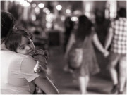 Bà bầu - Con gái đang xem tivi bỗng chỉ màn hình gọi bố, nhìn người bên cạnh chồng, tôi đứng không vững