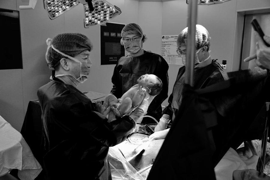 View - Minh Hằng hạ sinh con trai đầu lòng với chồng đại gia, mẹ bỉm tô son đỏ rực ngay khi rời phòng sinh