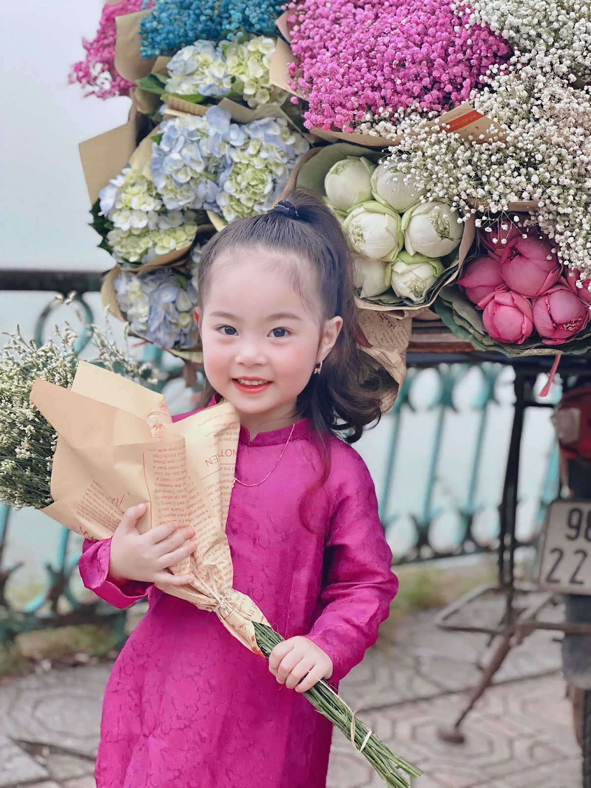 Tuy chỉ mới 4 tuổi, bé Chip đã thử qua rất nhiều phong cách thời trang khác nhau, với đôi mắt hút hồn, khuôn mặt đáng yêu và nụ cười duyên dáng nhưng vẫn giữ được nét ngây thơ, tinh nghịch