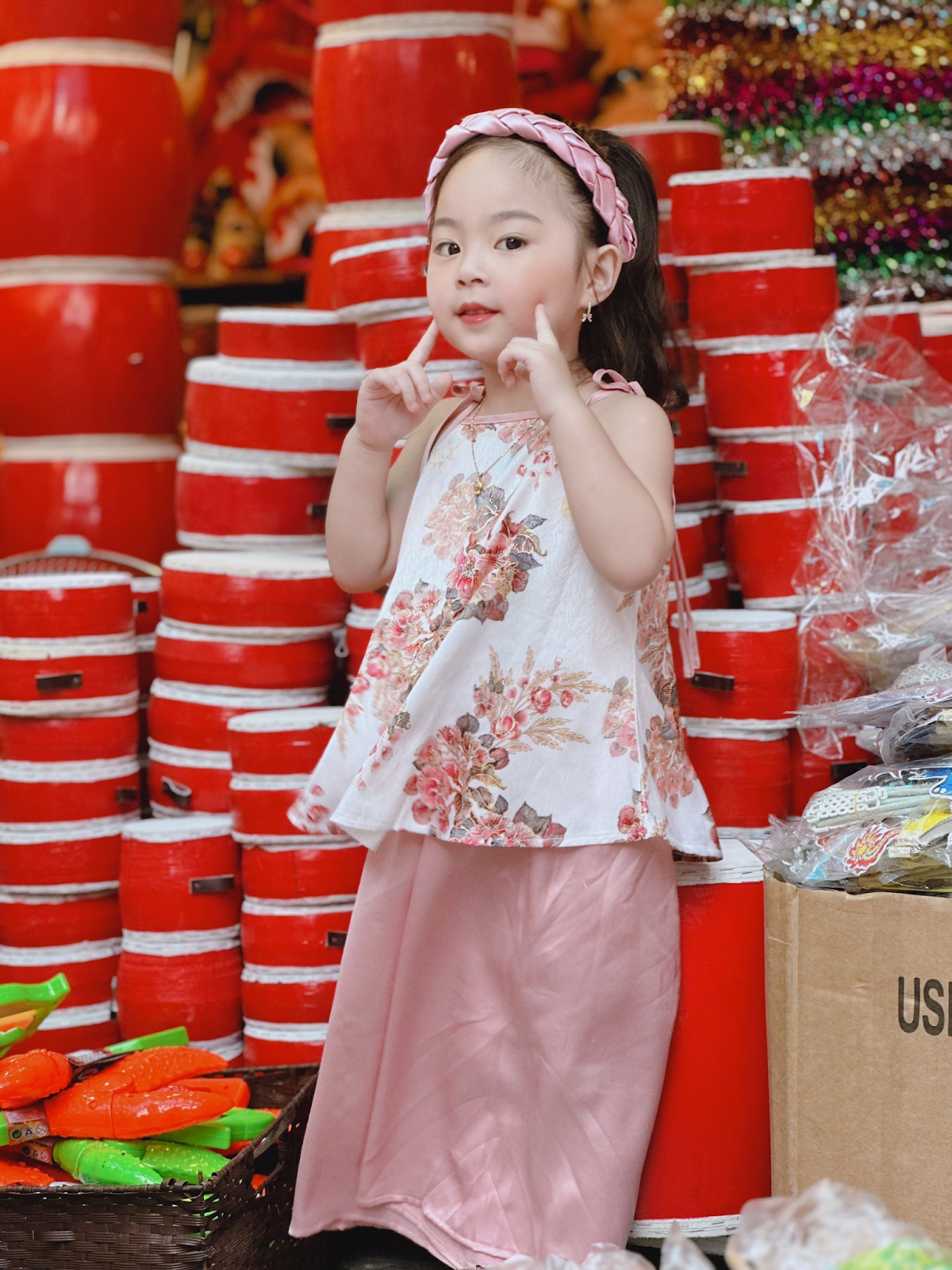 Chip đáng yêu trong bộ áo dài yếm dài trên phố Hàng Mã