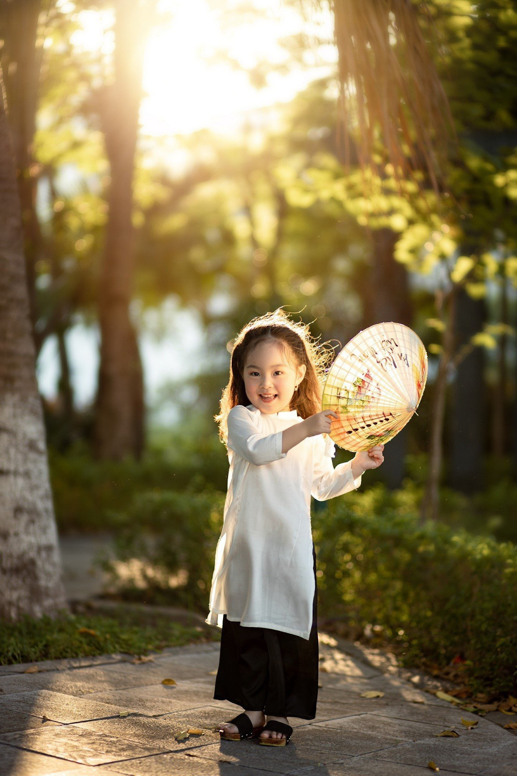 Cô gái điệu đà duyên dáng trong bộ áo dài truyền thống, nón lá cùng mái tóc thướt tha