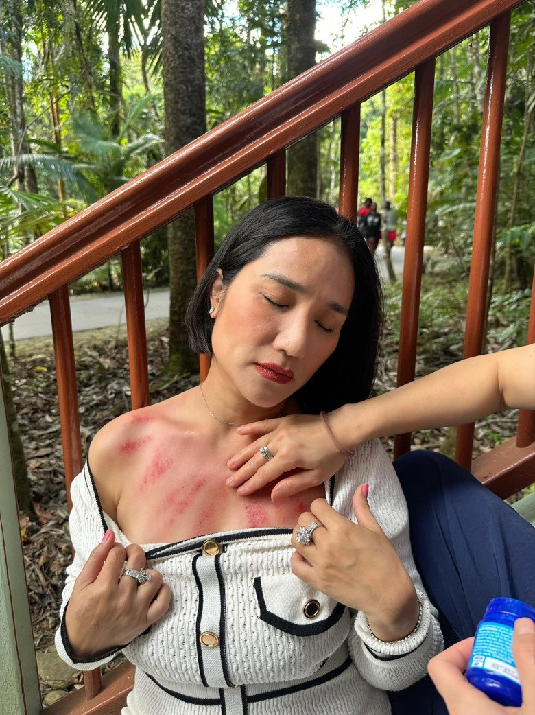 View - Sao Việt 24h: Cát Tường gây choáng khi phanh áo đánh gió giữa thanh thiên bạch nhật khiến khách Tây hoảng sợ