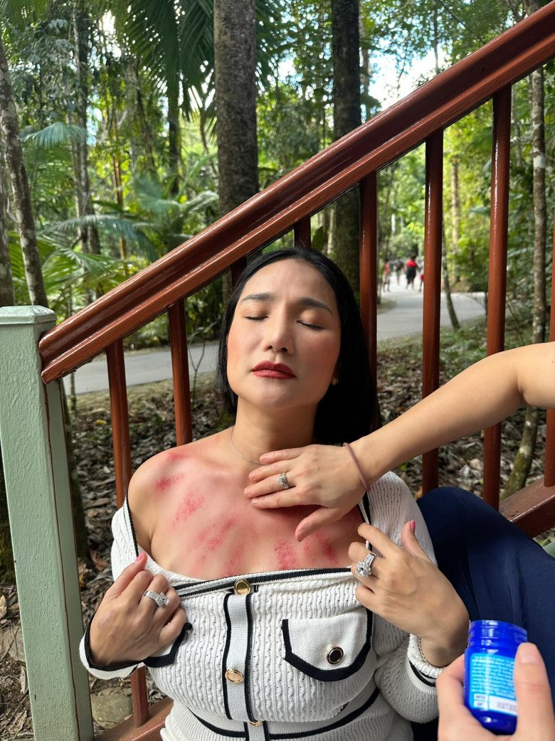 View - Sao Việt 24h: Cát Tường gây choáng khi phanh áo đánh gió giữa thanh thiên bạch nhật khiến khách Tây hoảng sợ