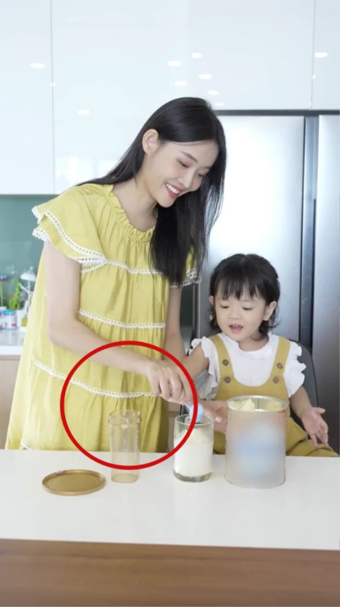 View - Sao Việt 24h: Cát Tường gây choáng khi phanh áo đánh gió giữa thanh thiên bạch nhật khiến khách Tây hoảng sợ