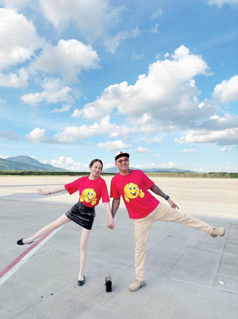 View - Sao Việt 24h: Cát Tường gây choáng khi phanh áo đánh gió giữa thanh thiên bạch nhật khiến khách Tây hoảng sợ