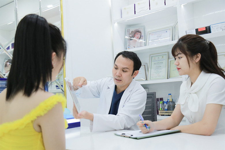 Ths.Bs Vũ Quang thăm khám cho khách hàng trước khi phẫu thuật sửa lại mũi hỏng.
