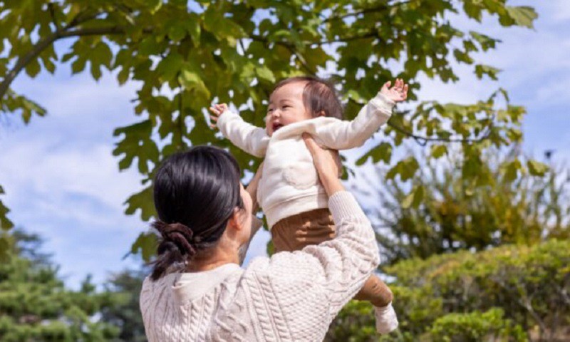 Nếu cho trẻ ngồi trên ghế bập bênh hay ôm trẻ lắc quá mạnh có thể tổn thương đến vỡ mạch máu, trí tuệ chậm phát triển, liệt, thậm chí nguy hiểm đến tính mạng.
