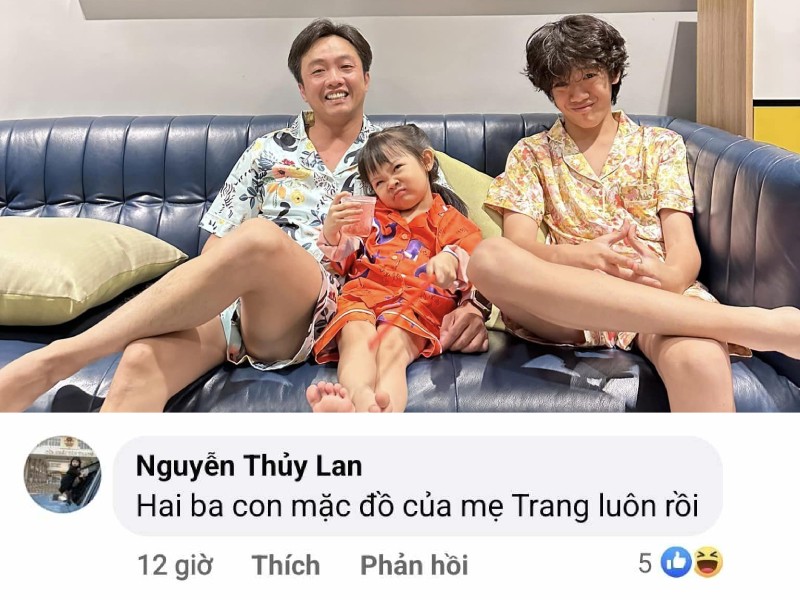 Dưới phần bình luận, mẹ ruột của Đàm Thu Trang là bà Nguyễn Thủy Lan cũng bày tỏ sự thích thú. Bà viết: '2 ba con mặc đồ của mẹ Trang luôn rồi'. Qua đó có thể thấy gia đình cựu mẫu xứ Lạng có mối quan hệ tốt với con riêng của Cường Đô La.
