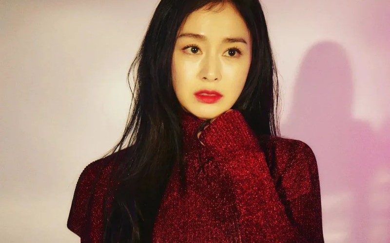 Mới đây, Kim Tae Hee có đăng tải những hình ảnh hậu trường trong buổi chụp hình cho bìa tạp chí Rolling Stone Hàn Quốc.
