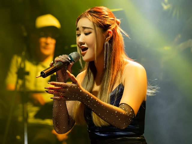 Hình ảnh hiếm hoi Maya tái xuất trong một đêm nhạc vào tháng 5/2023, sau quãng thời gian ở ẩn tại Hà Nội.