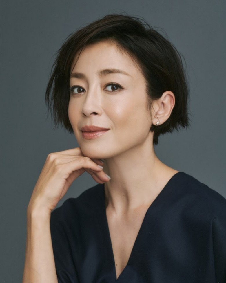 View - Rie Miyazawa - Nàng ngọc nữ tỏa sáng từ nghịch cảnh: Từng bị mẹ bán cho đạo diễn khi còn đi học