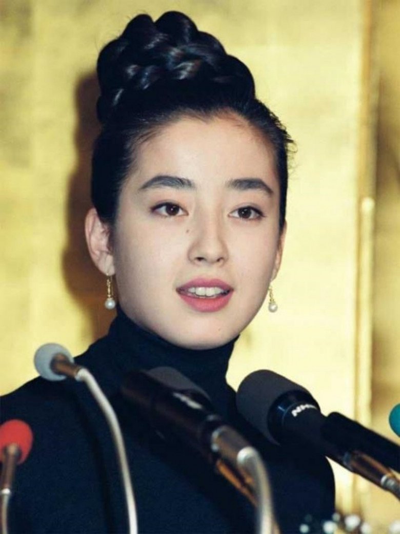 View - Rie Miyazawa - Nàng ngọc nữ tỏa sáng từ nghịch cảnh: Từng bị mẹ bán cho đạo diễn khi còn đi học