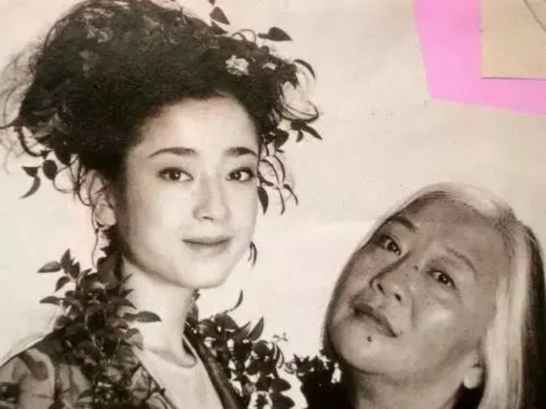 View - Rie Miyazawa - Nàng ngọc nữ tỏa sáng từ nghịch cảnh: Từng bị mẹ bán cho đạo diễn khi còn đi học