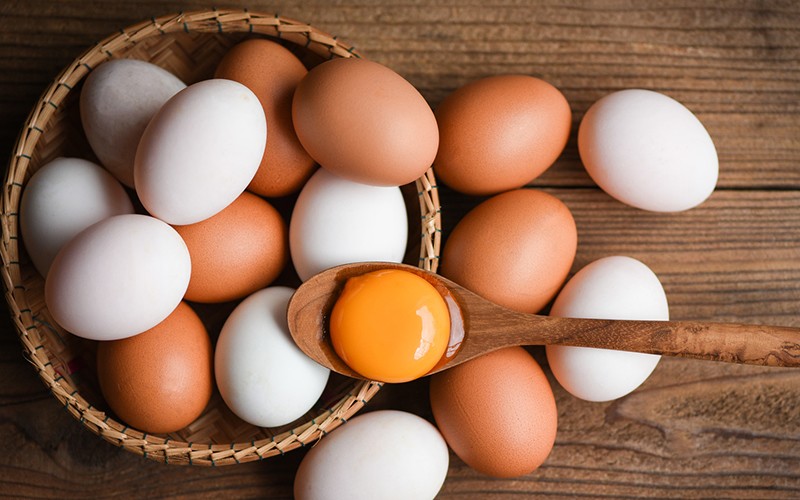 Trứng gà là một trong những loại thực phẩm có giá rẻ nhưng giá trị dinh dưỡng lại rất cao. Trong trứng có đủ protein, lipid, glucid, vitamin và chất khoáng, các loại men và hormon.
