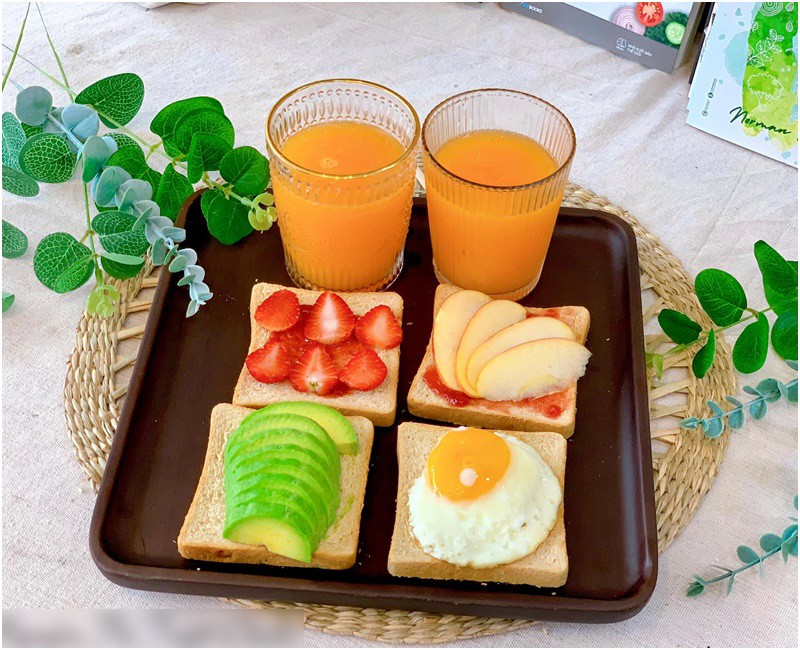 Bánh mỳ nguyên cám ăn cùng hoa quả + nước ép cam.
