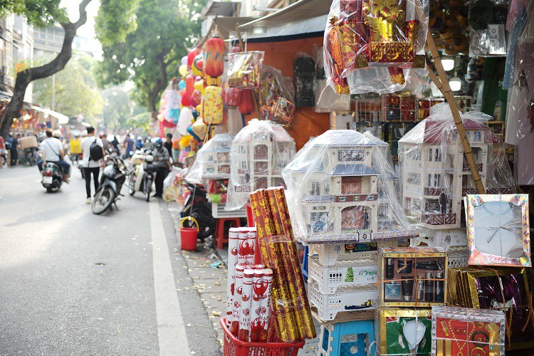 View - "Biệt thự, xe hơi, nhà có bể bơi” bán đầy phố Hàng Mã với giá từ 200 nghìn đồng