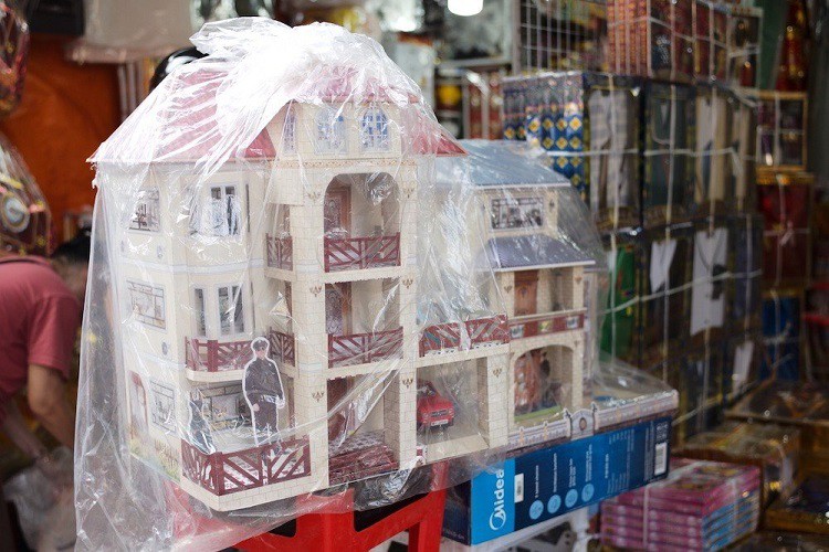 View - "Biệt thự, xe hơi, nhà có bể bơi” bán đầy phố Hàng Mã với giá từ 200 nghìn đồng