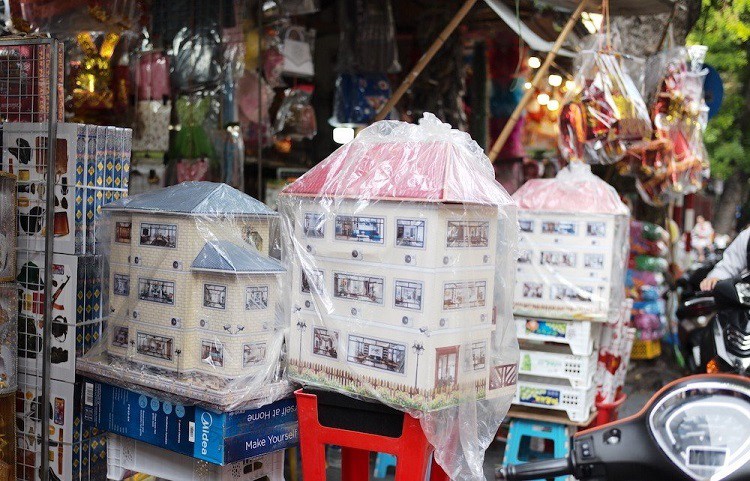 View - "Biệt thự, xe hơi, nhà có bể bơi” bán đầy phố Hàng Mã với giá từ 200 nghìn đồng