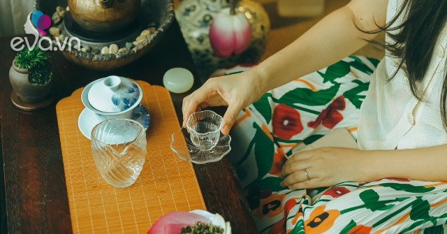 View - Trà nương, trà nô, trà nhân: Chuyện những người ngày ngày rót nước pha trà mời khách