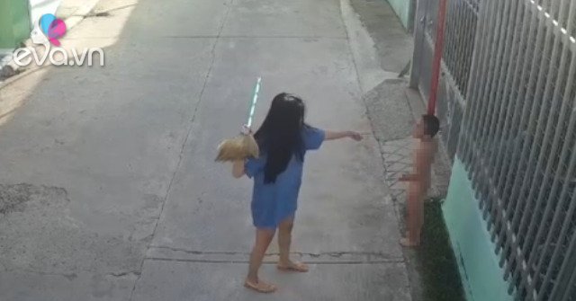 View - Tin tức 24h: Cậu bé mồ côi mẹ bị một phụ nữ trói vào cột điện đánh đập dã man trong tình trạng trần truồng