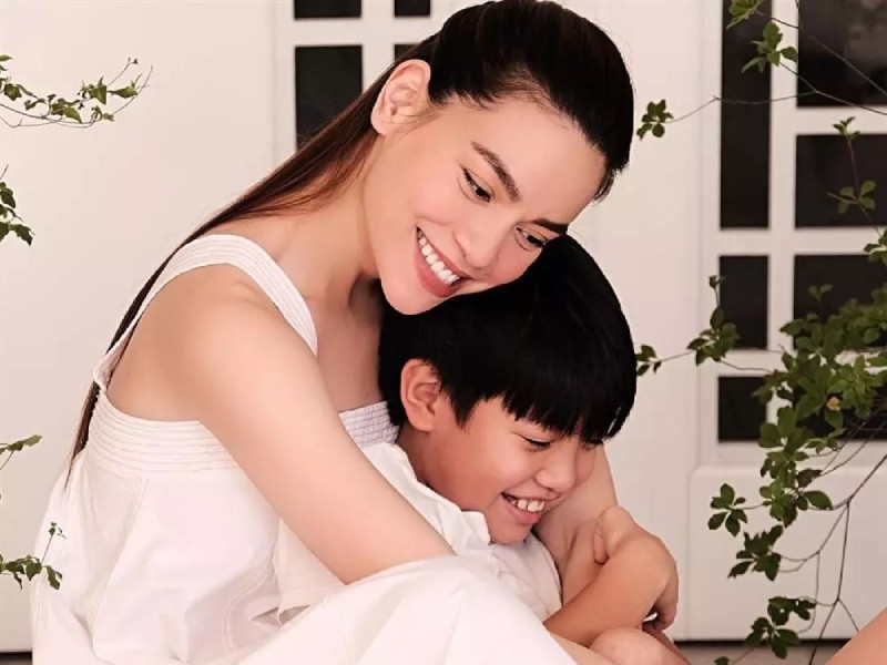 Nữ ca sĩ gửi lời dặn dò con trai sau này khi trưởng thành hãy luôn là chính mình, cảm nhận tấm lòng, tâm hồn bên trong của người khác và đừng vội đánh giá ai qua vẻ bề ngoài.
 
