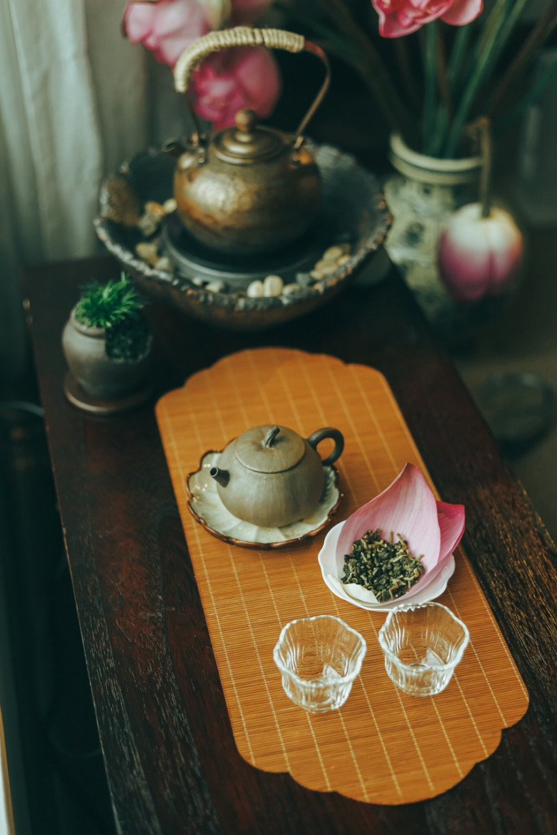 View - Trà nương, trà nô, trà nhân: Chuyện những người ngày ngày rót nước pha trà mời khách