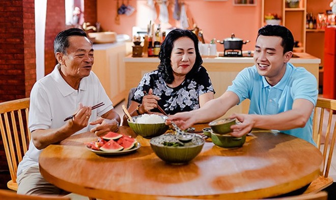 Giàu có, đẹp trai lại có hiếu, Quốc Trường khoe bữa sáng đãi bố mẹ tại biệt thự 40 tỷ làm ai cũng ngưỡng mộ - 4