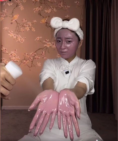 View - Hơn 4,7 triệu người vào xem diễn viên kịch hát tẩy trang, cả tấn phấn trôi, lộ gương mặt thật