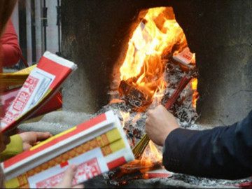 Bài cúng đốt quần áo rằm tháng 7 gia tiên và chúng sinh đầy đủ, chi tiết nhất