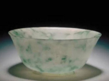 Hậu ly hôn, người phụ nữ đem chiếc bát mẹ chồng cũ tặng đi thẩm định, run rẩy khi nghe chuyên gia nói