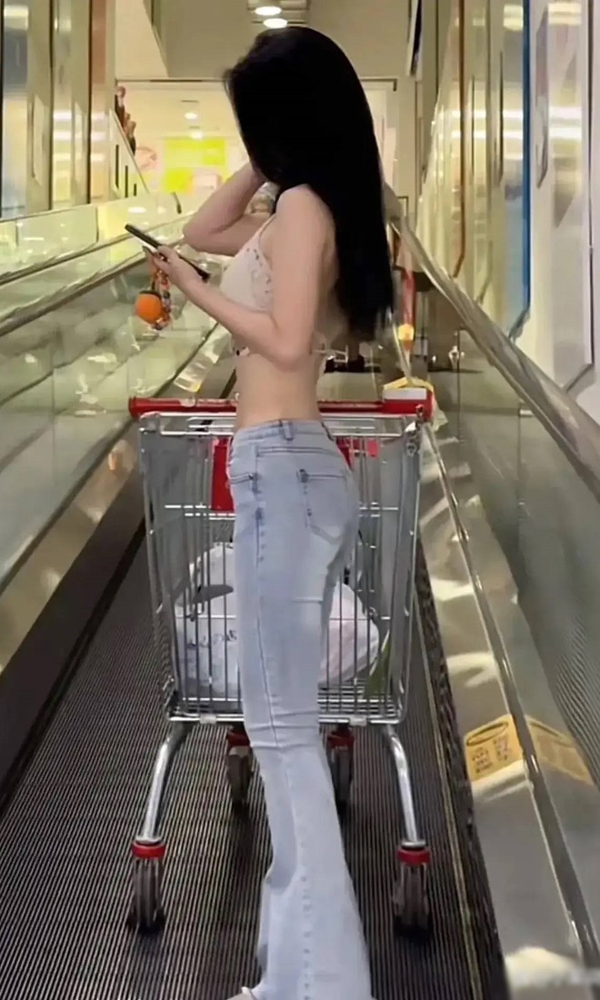 Cô gái diện áo hở buộc dây đi siêu thị, chỉ lộ bóng lưng vẫn gây chú ý - 4