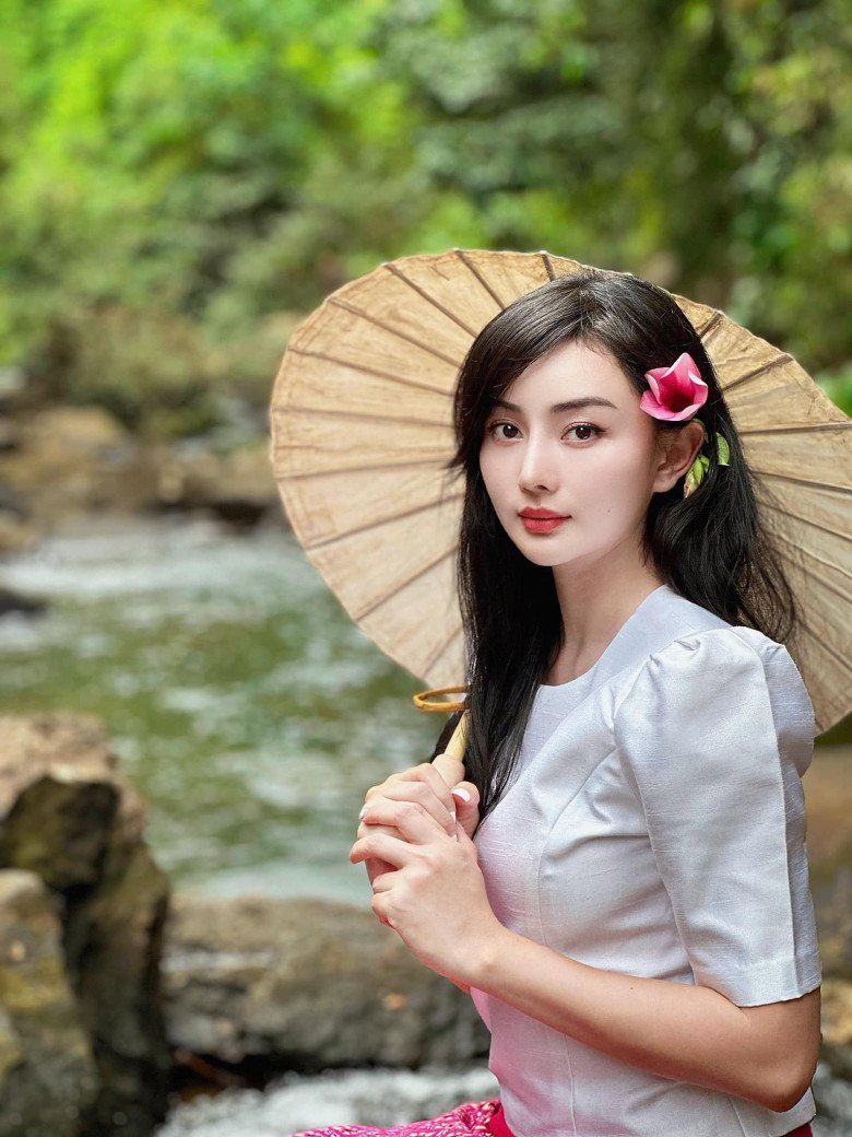 View - Cô gái miền Tây vịt hoá thiên nga lấy chồng tỷ phú Thái, sau 12 năm tiếp tục tân trang diện mạo vì sợ già