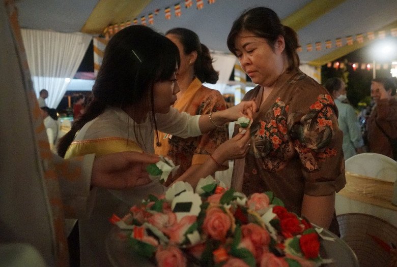 View - Giọt nước mắt nghẹn ngào trong lễ Vu Lan: Ngày mẹ mất tôi vẫn hồn nhiên, nghĩ tiền viếng là tiền mẹ đi xa gửi về