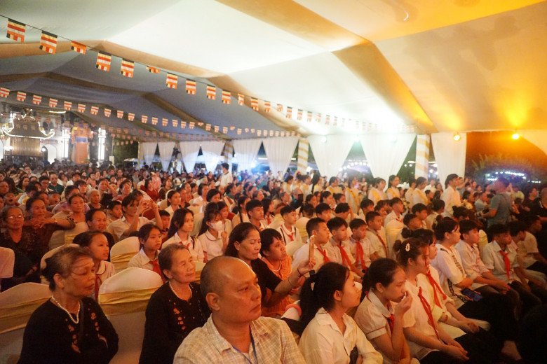 View - Giọt nước mắt nghẹn ngào trong lễ Vu Lan: Ngày mẹ mất tôi vẫn hồn nhiên, nghĩ tiền viếng là tiền mẹ đi xa gửi về