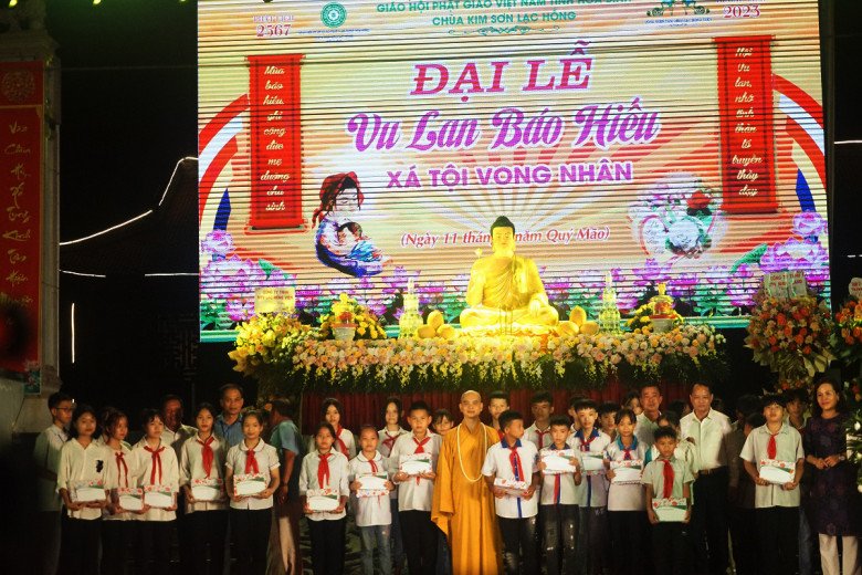 View - Giọt nước mắt nghẹn ngào trong lễ Vu Lan: Ngày mẹ mất tôi vẫn hồn nhiên, nghĩ tiền viếng là tiền mẹ đi xa gửi về