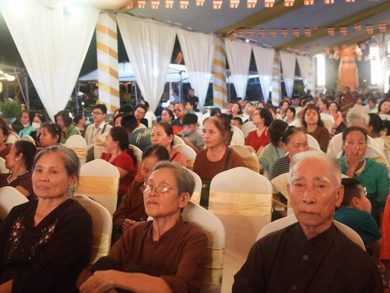 View - Giọt nước mắt nghẹn ngào trong lễ Vu Lan: Ngày mẹ mất tôi vẫn hồn nhiên, nghĩ tiền viếng là tiền mẹ đi xa gửi về