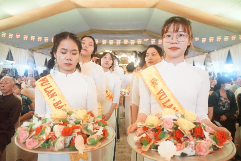 View - Giọt nước mắt nghẹn ngào trong lễ Vu Lan: Ngày mẹ mất tôi vẫn hồn nhiên, nghĩ tiền viếng là tiền mẹ đi xa gửi về