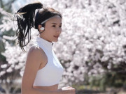 Lifestyle - Nghe nhạc khi chạy bộ hiệu quả nhưng cũng có rủi ro, chị em cần lưu ý 3 điều này khi chọn tai nghe chạy bộ