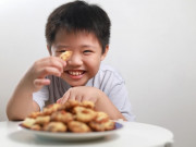 Sức khỏe - Ăn nhiều bánh kẹo có làm trẻ dậy thì sớm? Bác sĩ chỉ điểm “tử huyệt” phía sau bố mẹ nào cũng phải biết