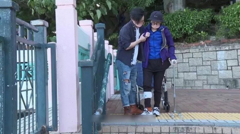 View - Á hậu Hong Kong Kit - 31 liệt nửa người, bị chính mẹ ruột ruồng bỏ, không ngờ còn lấy tiền trợ cấp