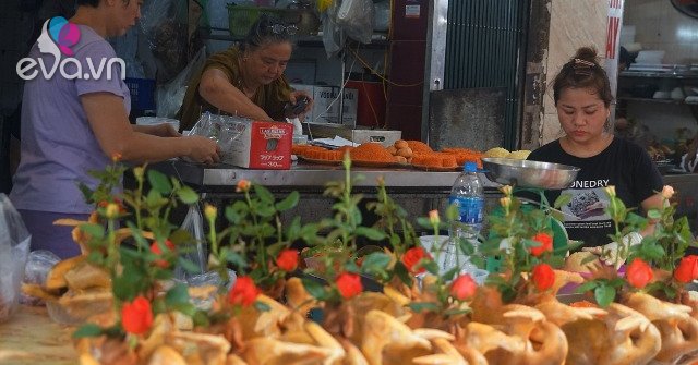 View - Chợ nhà giàu tấp nập dù chưa đến Rằm tháng 7, cam kết không tăng giá nhưng gà vẫn nửa triệu đồng/con