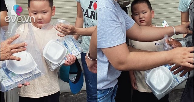 View - Con trai Trà My Idol phát quà từ thiện cho bà con Rằm tháng 7, biểu cảm hài hước dân tình "thấy thương”