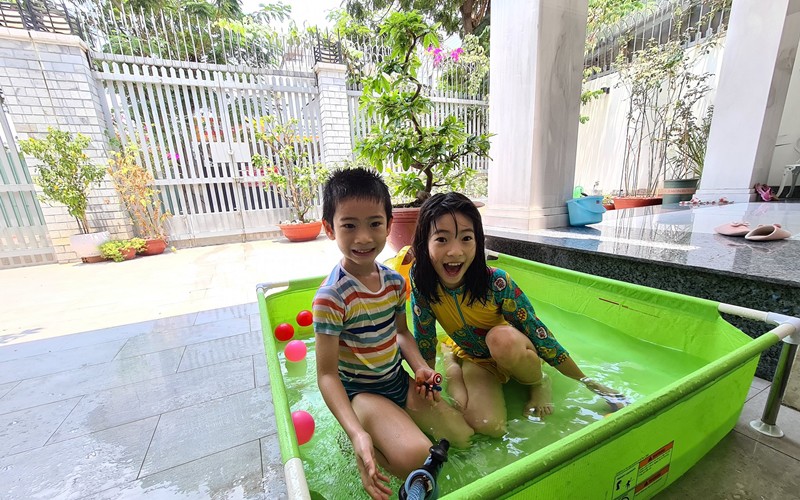 Tại khu vực này, vợ chồng MC Thanh Thảo còn có thể "set up sân khấu" cho các con với bể bơi tại gia trong những ngày hè.
