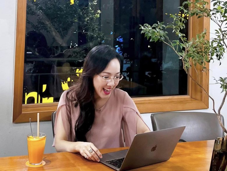 View - BTV Hoài Anh thân thiết bên tài tử Lý Hùng, hé lộ mối duyên 20 năm trước thời chưa là MC đình đám VTV