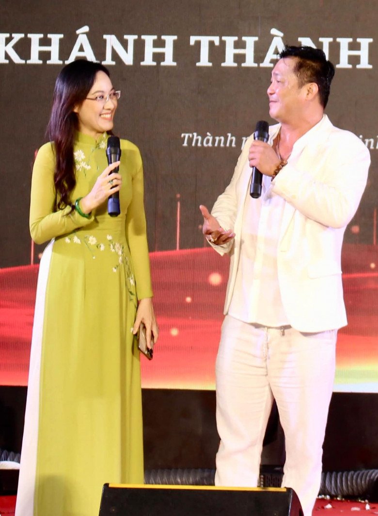 View - BTV Hoài Anh thân thiết bên tài tử Lý Hùng, hé lộ mối duyên 20 năm trước thời chưa là MC đình đám VTV