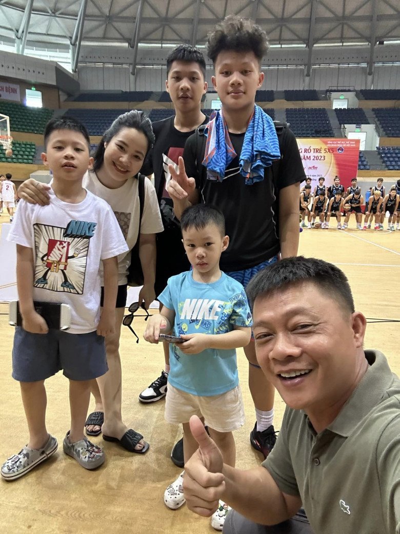 View - BTV Trần Quang Minh tặng 500 nghìn cho shipper có vợ đẻ, nữ diễn viên chuyển nhầm 60 triệu cũng gây cảm kích