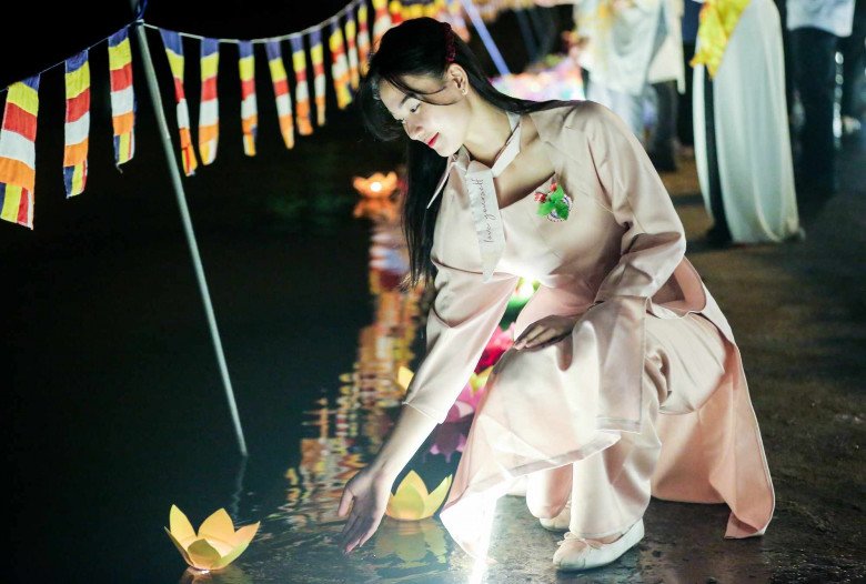 View - Giọt nước mắt nghẹn ngào trong lễ Vu Lan: Ngày mẹ mất tôi vẫn hồn nhiên, nghĩ tiền viếng là tiền mẹ đi xa gửi về