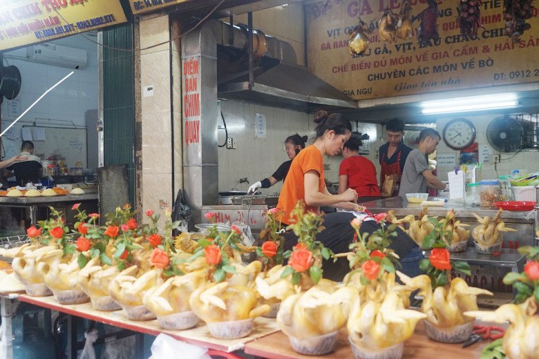 View - Chợ nhà giàu tấp nập dù chưa đến Rằm tháng 7, cam kết không tăng giá nhưng gà vẫn nửa triệu đồng/con