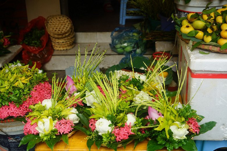 View - Chợ nhà giàu tấp nập dù chưa đến Rằm tháng 7, cam kết không tăng giá nhưng gà vẫn nửa triệu đồng/con