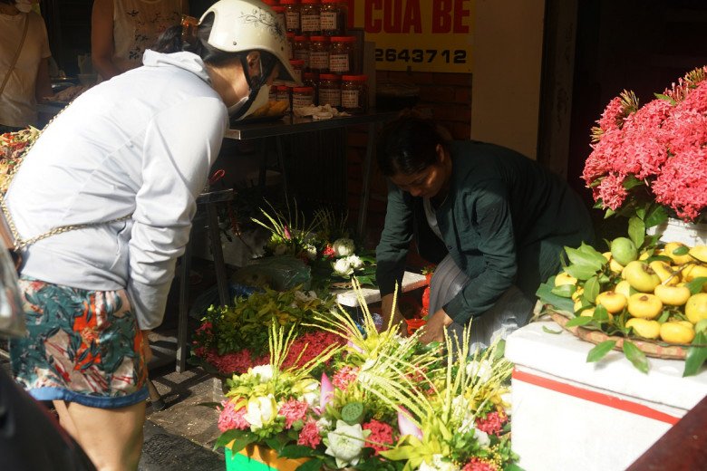 View - Chợ nhà giàu tấp nập dù chưa đến Rằm tháng 7, cam kết không tăng giá nhưng gà vẫn nửa triệu đồng/con